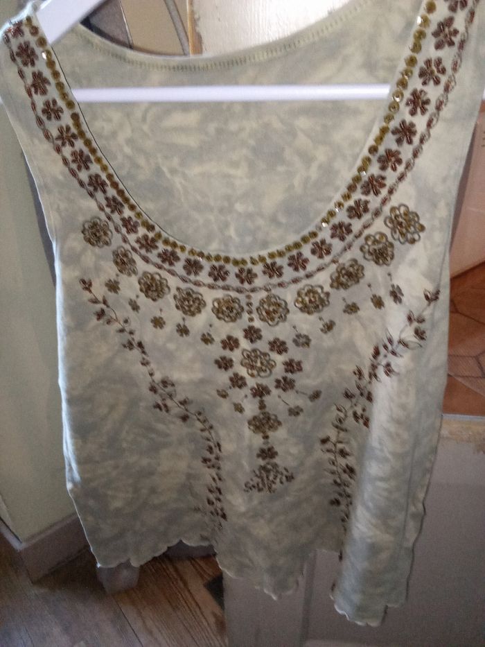 Débardeur motifs fleurs/perles cousues