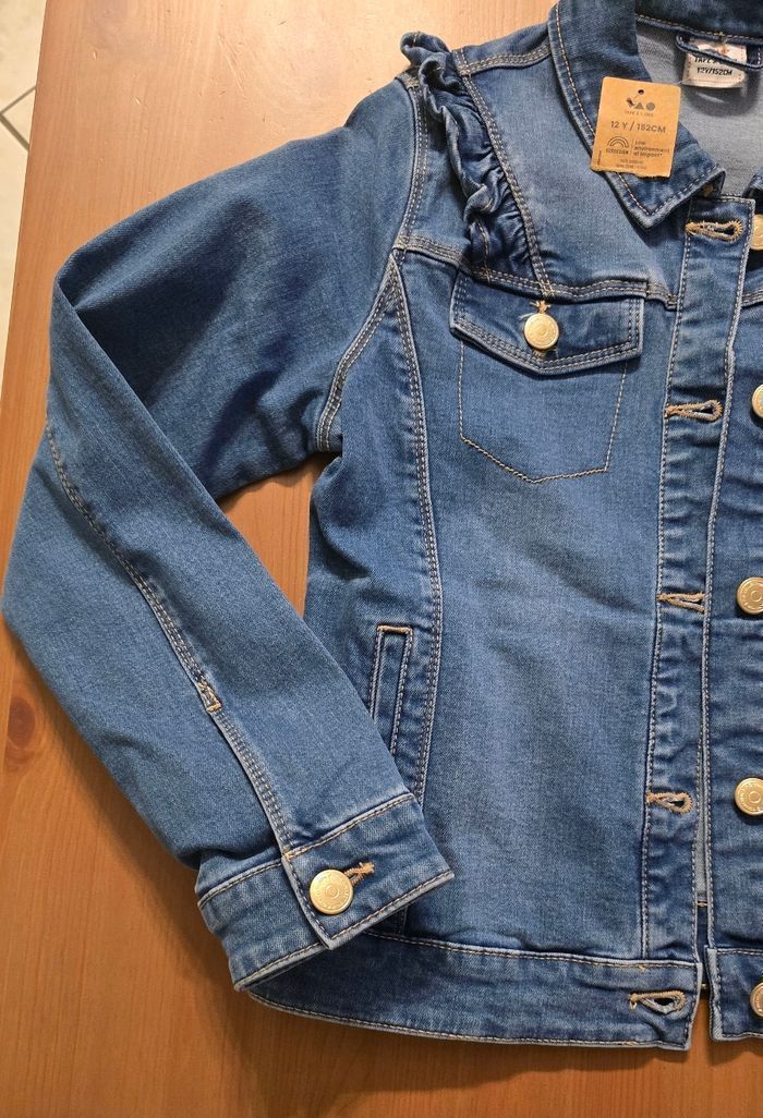 Neuve (non portée)  🏷😍🥰SUPERBE  veste en jeans 12 ans fille 🥰😍🩷 - photo numéro 5
