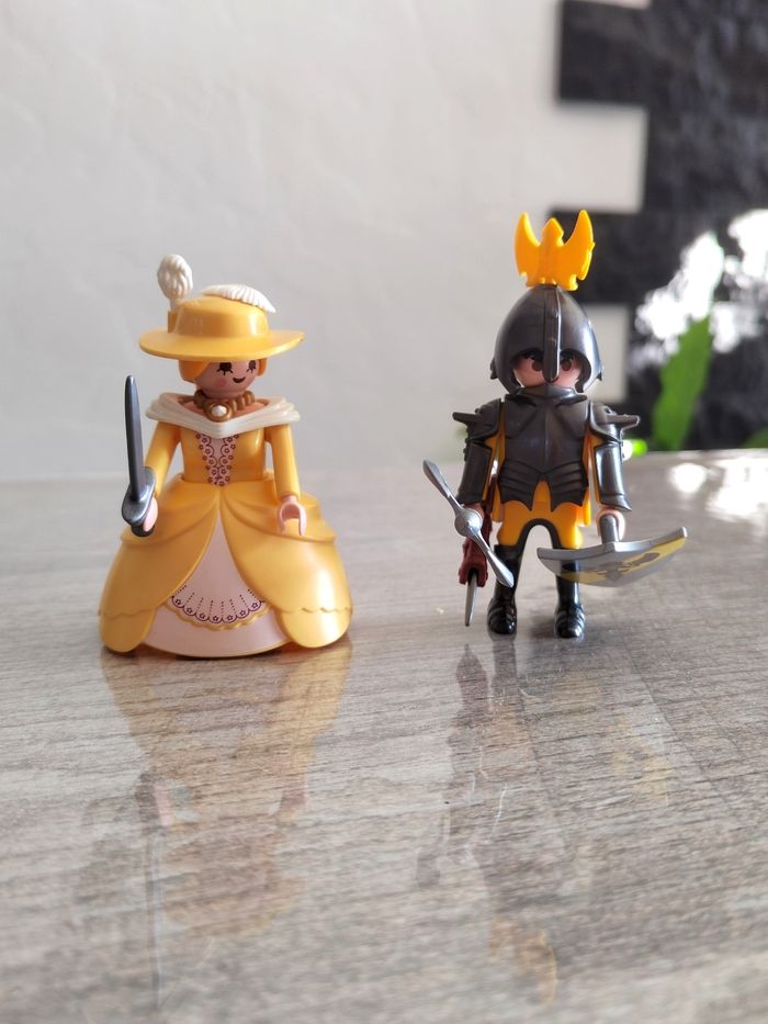Chevalier avec princesse playmobil en très bon état