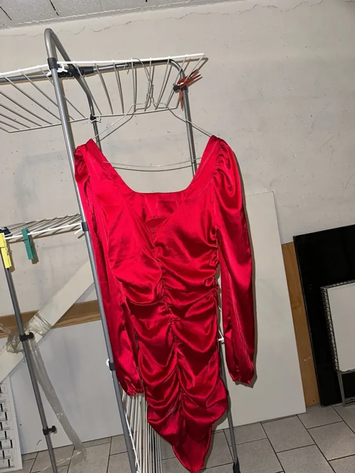 Robe en satin rouge col carré - photo numéro 2