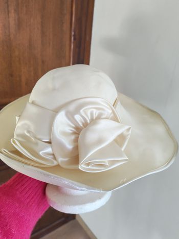 Chapeau de cérémonie couleur écru avec nœud accessoire  vintage
