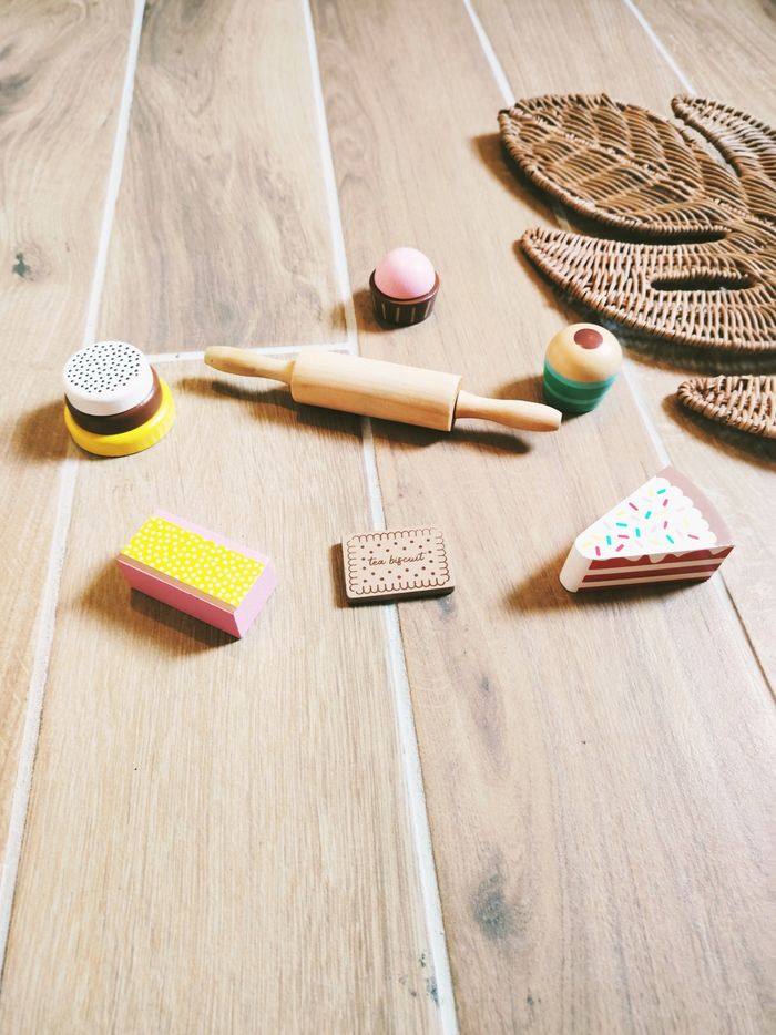 🍪 Dinette lot de diverd gâteaux et rouleau à pâtisserie en bois