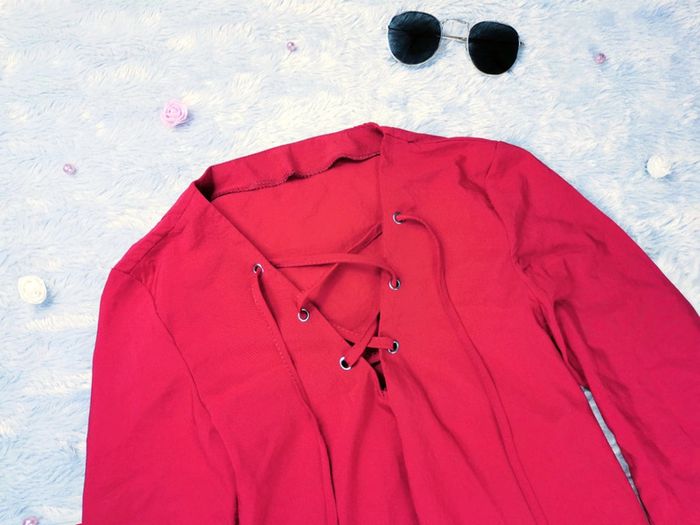 Top fluide bordeaux à lacets croisés et décolleté en V - T.S ou T.36 🖤 - photo numéro 2