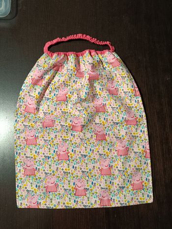 Grand bavoir fille , motif Peppa pig , fond fleuri multicolore, doublé nid d'abeille