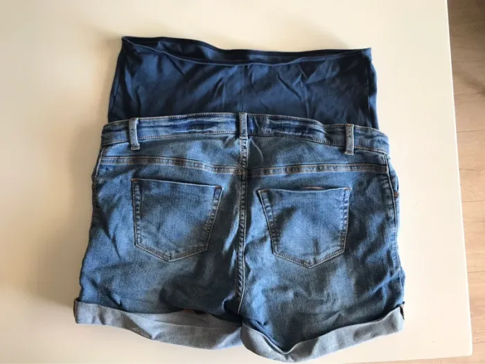 Short en jean bleu de grossesse / maternité - photo numéro 2