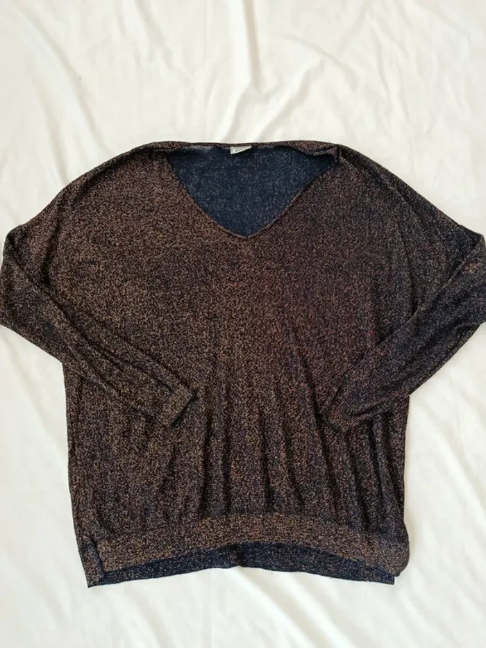 Pull fin noir a paillettes doré col V Pimkie taille M fluide - photo numéro 2