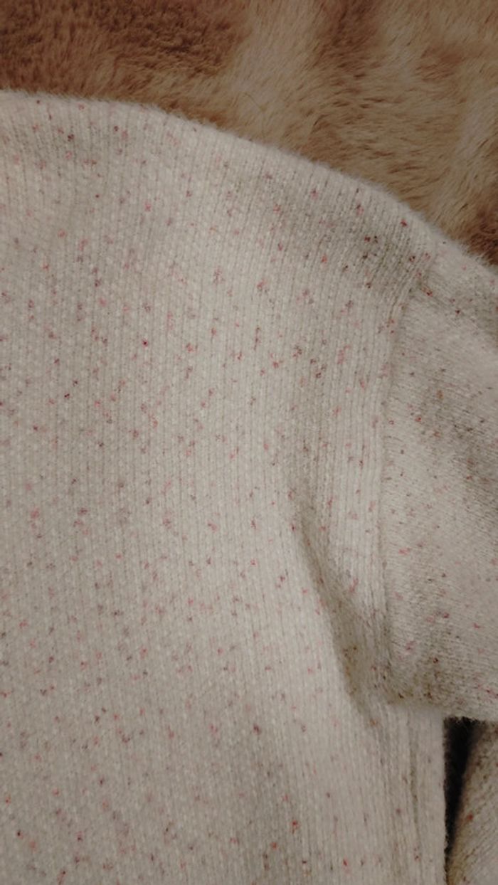 Pull blanc moucheté rose et bleu liseré bleu sur le bord manche doux - photo numéro 5