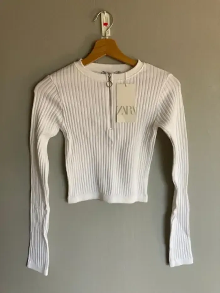 T-shirt crop manches longues Zara blanc côtelé – Neuf avec étiquette – Taille M/L (convient S) - photo numéro 2
