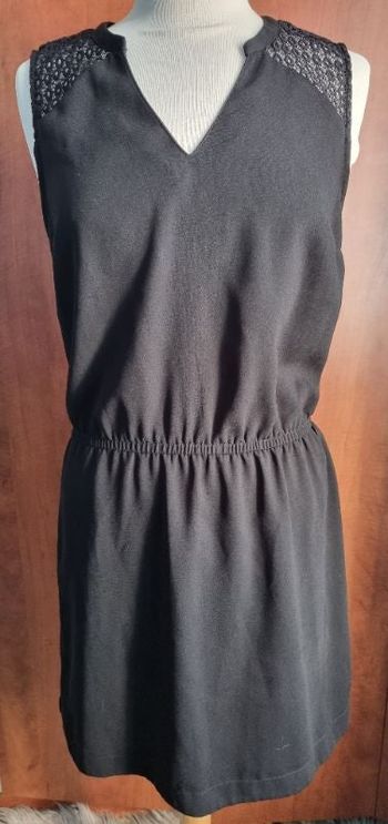 Robe noir avec dentelle sur les épaules taille 40