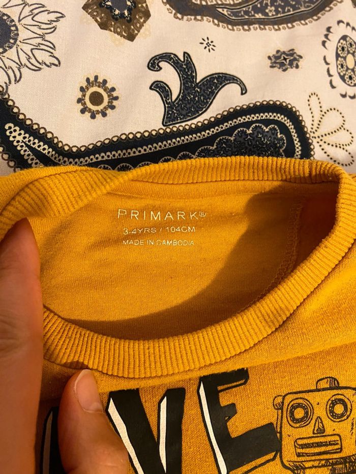 Superbe beau sweat à motifs  Primark moutarde taille 3-4 ans - photo numéro 3