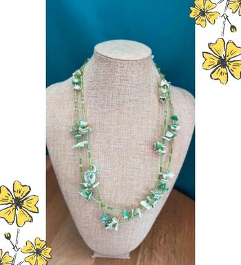 Collier vintage en nacre naturelle teintée et perles vertes – Collection Émeraude Urbaine