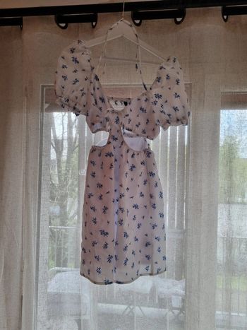 Robe courte ouverte sur le côté