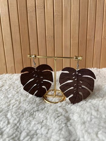 Boucles d'oreilles feuille en bois léger.