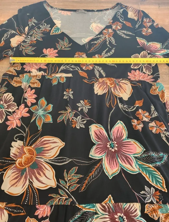 Robe formul fluide noire doublée motifs fleurs manches longues taille 40 en excellent état - photo numéro 4
