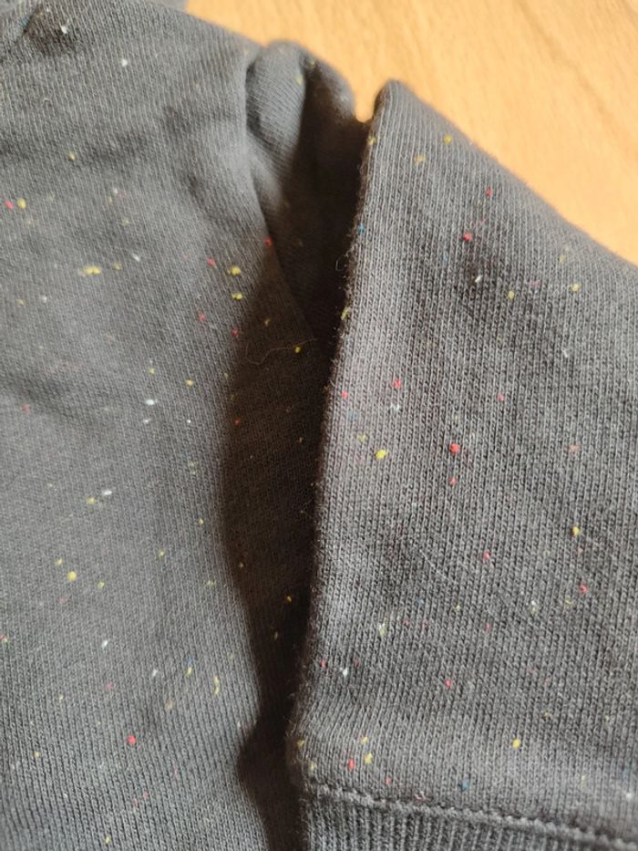 Sweat à capuche zippé noir "moucheté" et jaune neuf Kiabi en 3M - photo numéro 5