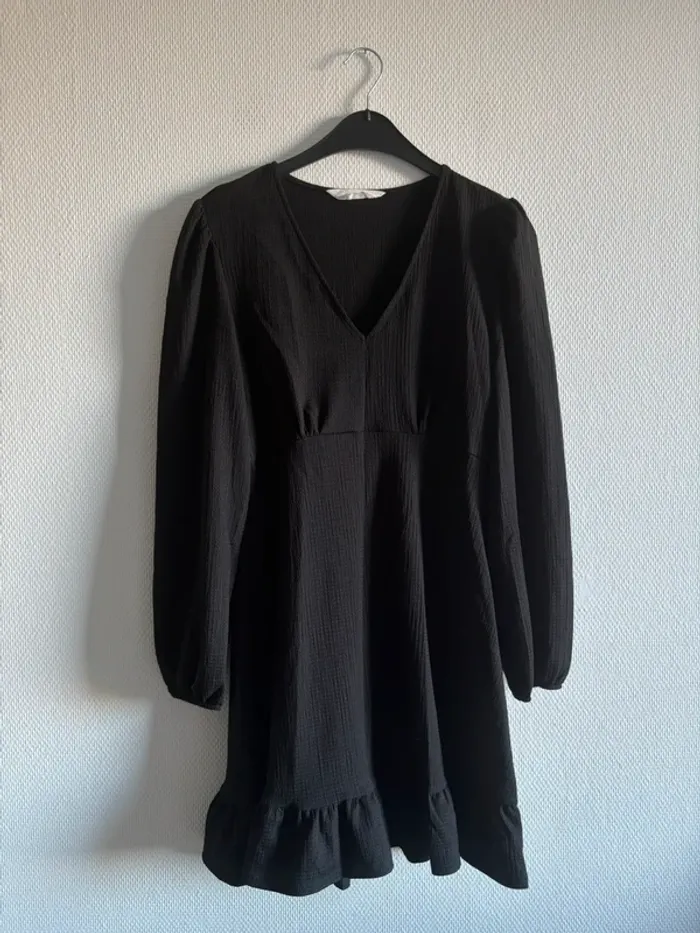 Joli robe noire manches longues