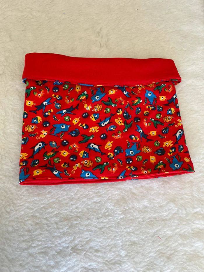 Snoods rouge requin et poisson