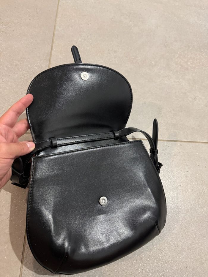 Sac à bandoulière Zara noir, bon état juste des petites traces dans les coins 25*20cm - photo numéro 4