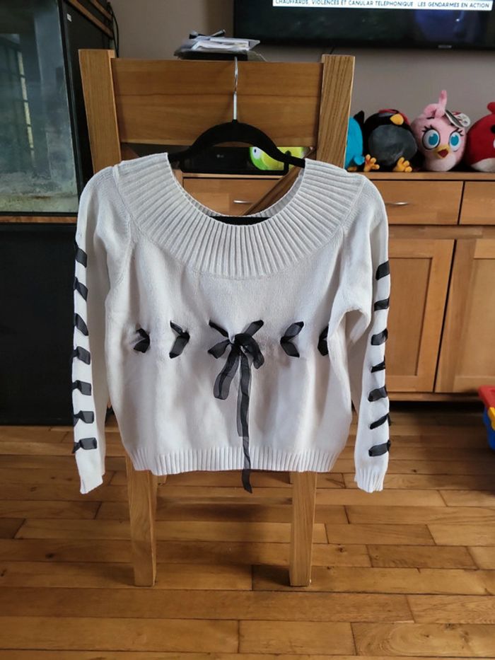 Pull blanc avec nœuds
