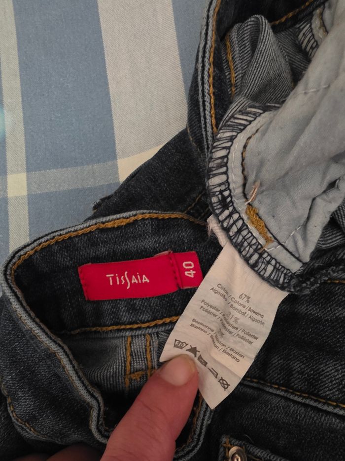 Jean ,bleu , légèrement décolorés par endroit et déchiré ,en excellent état, en coton/polyester/elasthanne, longueur 103cm, largeur de taille 36cm, largeur de cuisse 27cm, hauteur de taille 31cm, marque Tissaïa = 5€ - photo numéro 8