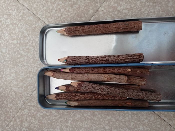 Crayon de couleur forme bois