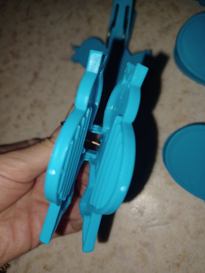 Lot de pinces bleu en plastique - photo numéro 4