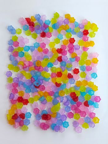 Environ 300 perles tulipe en acrylique 10x7mm Lot n°5627