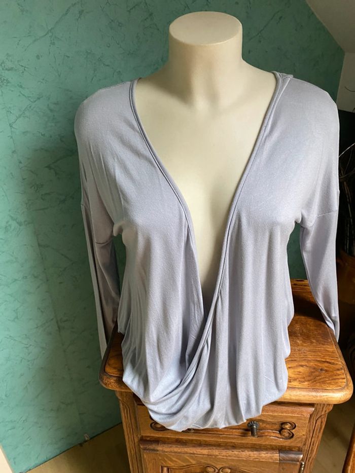 Tu shirt manches longues dos nu - photo numéro 4