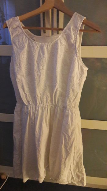 Robe blanche avec plastron brodé