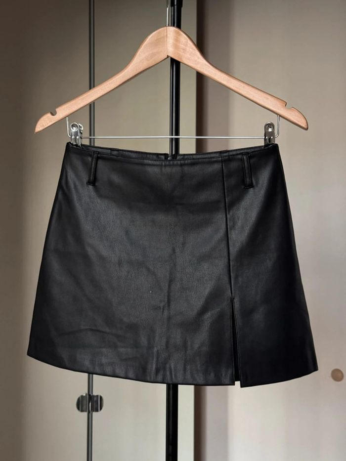 Mini-jupe trapèze en simili cuir noir XS Olga Leyers