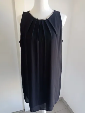 Robe noire habillée avec effet collier argenté petites boules au col H&M