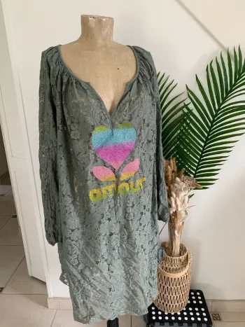 Magnifique robe en dentelle kaki avec inscription amour devant