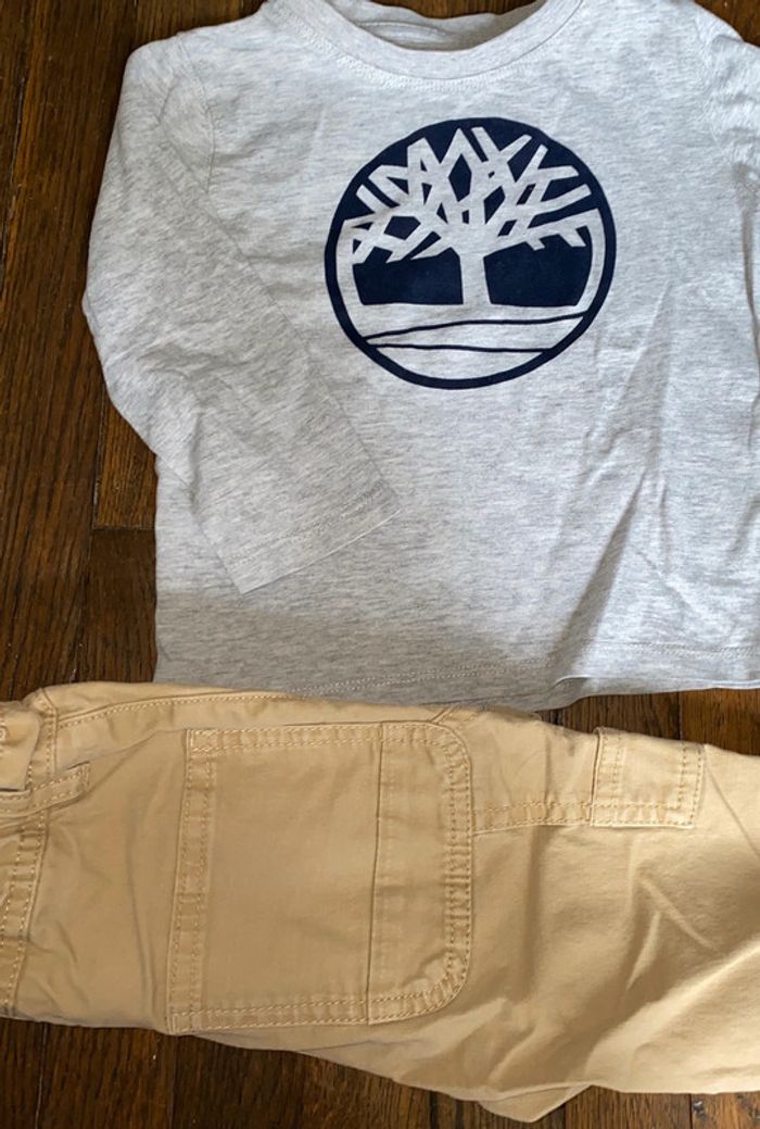 T-shirt timberland (très bon état) et pantalon Tommy Hilfiger (bon état ) 2 ans - photo numéro 2