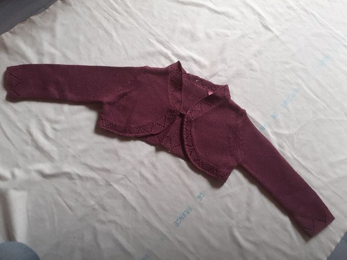 Boléro bordeaux avec broderies ajourées