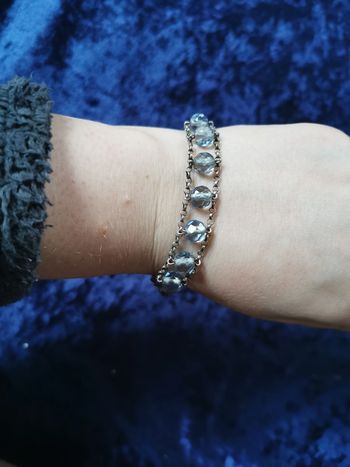 Bracelet de perles bleues transparentes à facettes