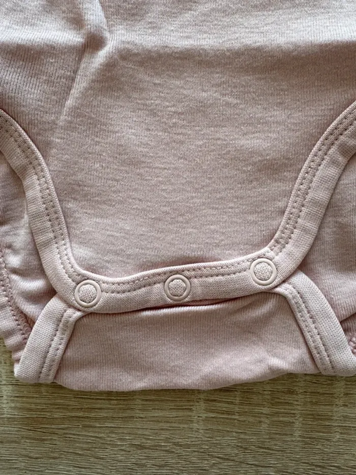 Body rose H&M 9 mois TBE - photo numéro 5