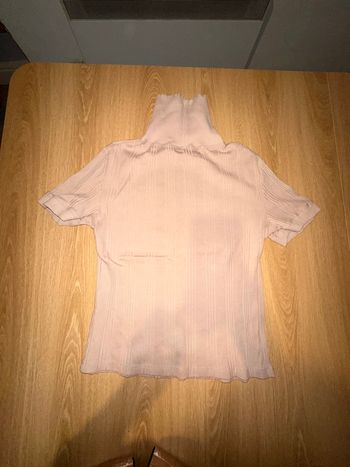 Top rose pâle col montant manches courtes