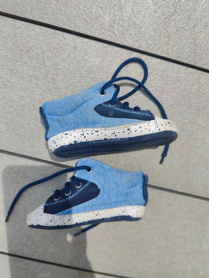 Chaussures souples garçon taille 19 - photo numéro 3