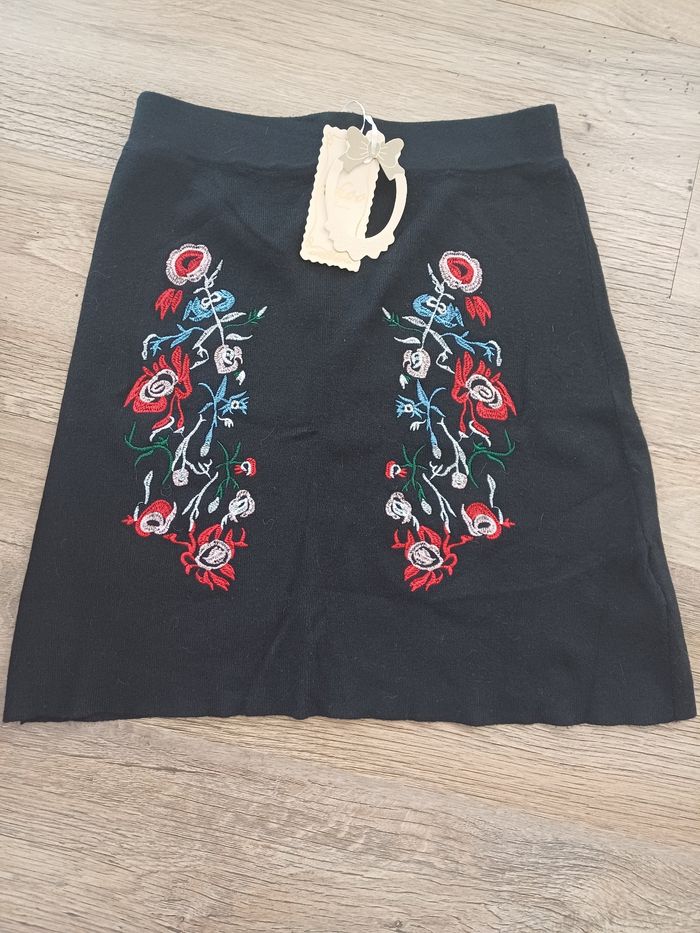 Jupe noir en laine motif fleur neuve