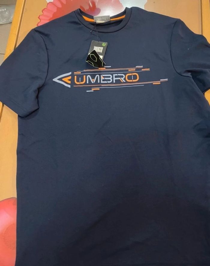 TEE shirt Umbro taille S Neuf