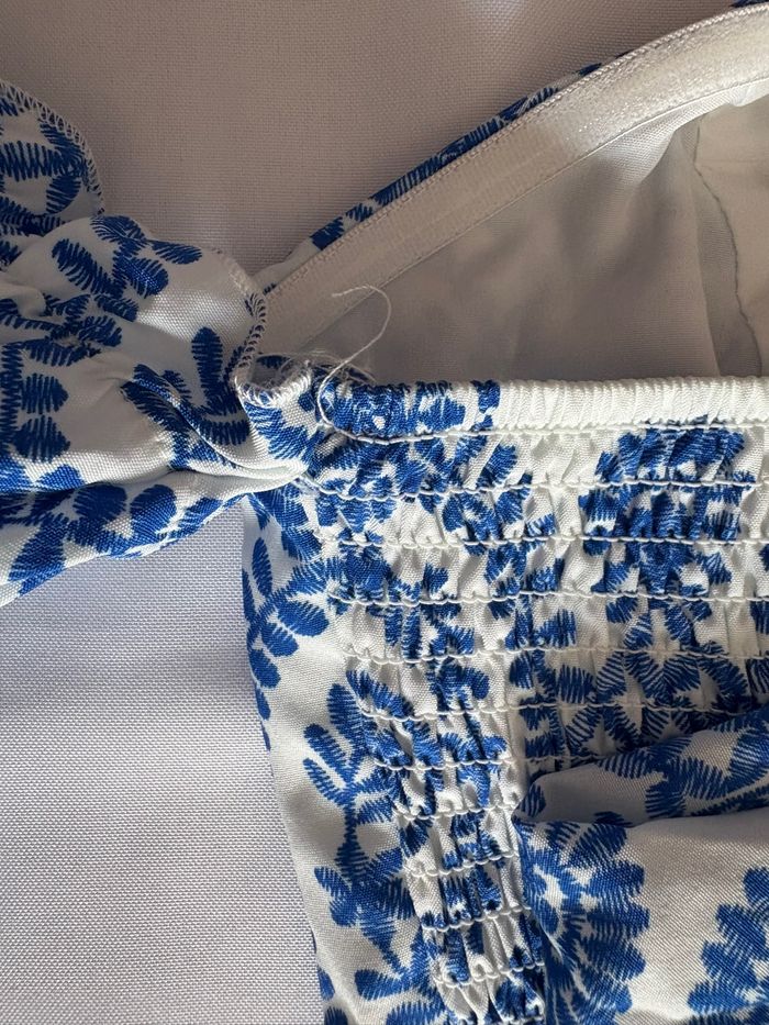 Top blanc à manches longues et épaules dénudées avec motif bleu - Amisu - S/36 - photo numéro 3