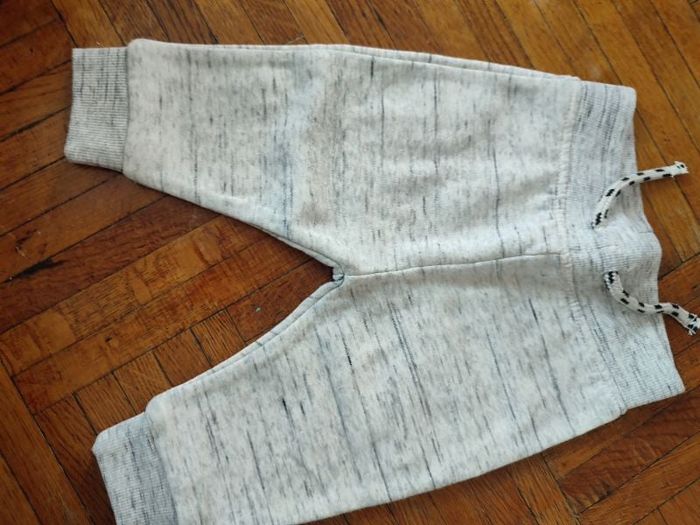 Jogging gris taille 6 mois