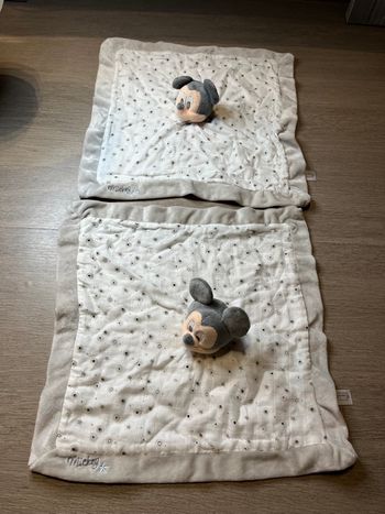 Lot 2 doudous Mickey disney baby neufs sans étiquettes