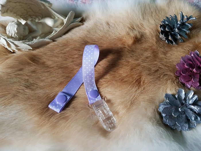Attache tétine neuve mauve