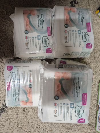 Lot de 5 paquets de couches t1 neuve 