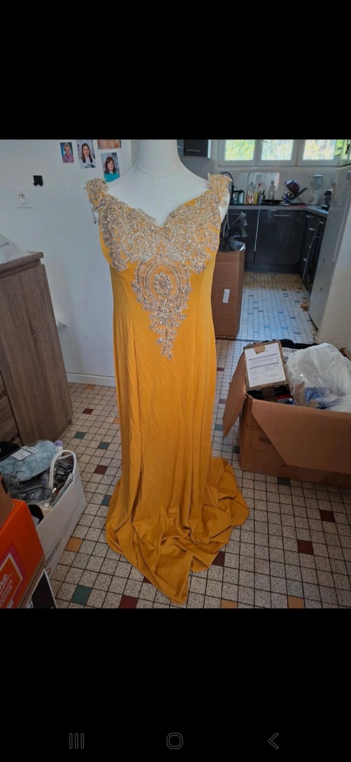 Robe de soirée couleur moutarde taille 36 neuve