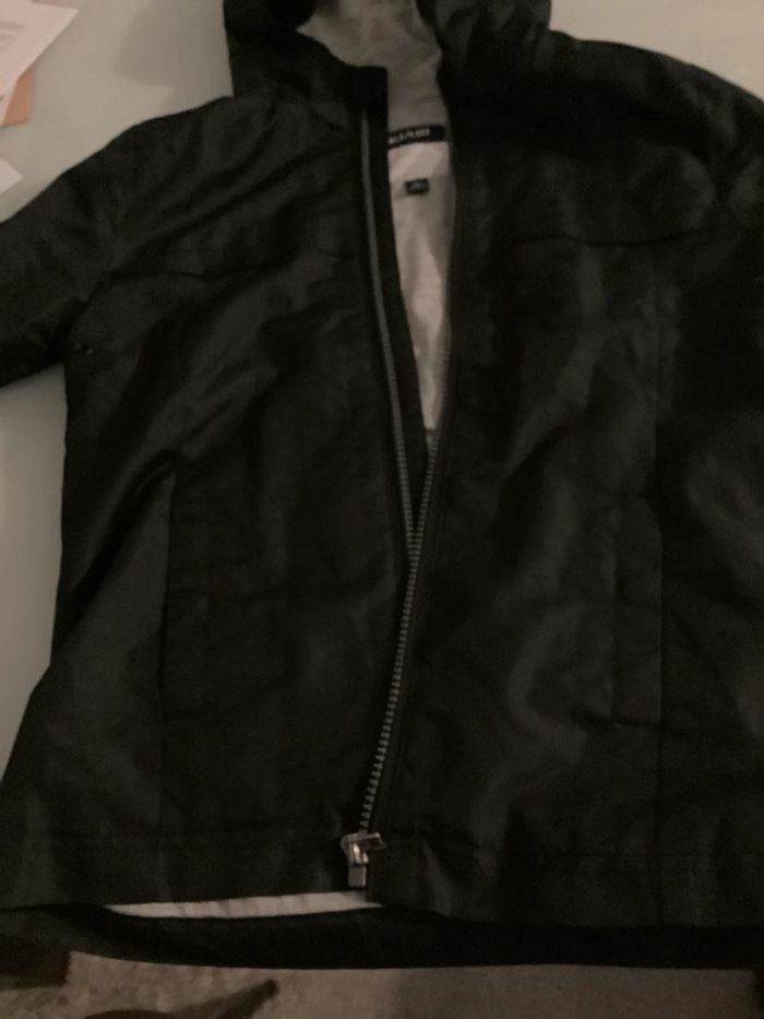 Coupe vent noir kiabi 10 ans bon état