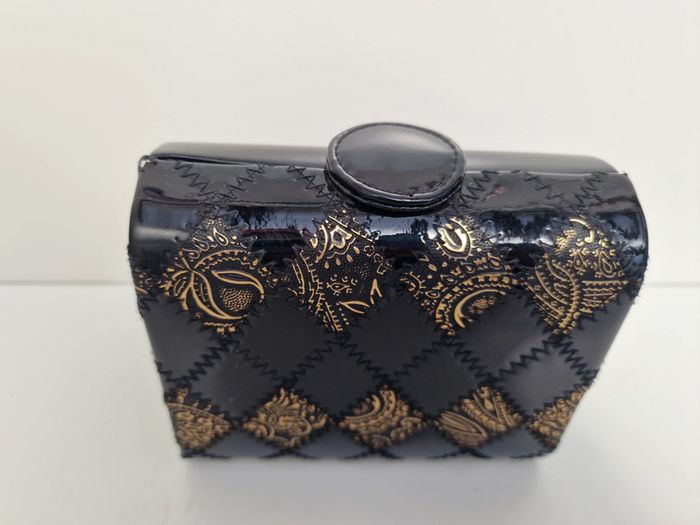 Sac Bandoulière Vintage Vernis Noir Reliefs Noirs Dorés - photo numéro 4