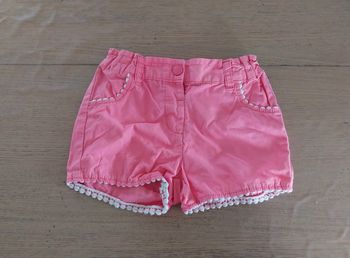 Short fille 24mois en très bon état