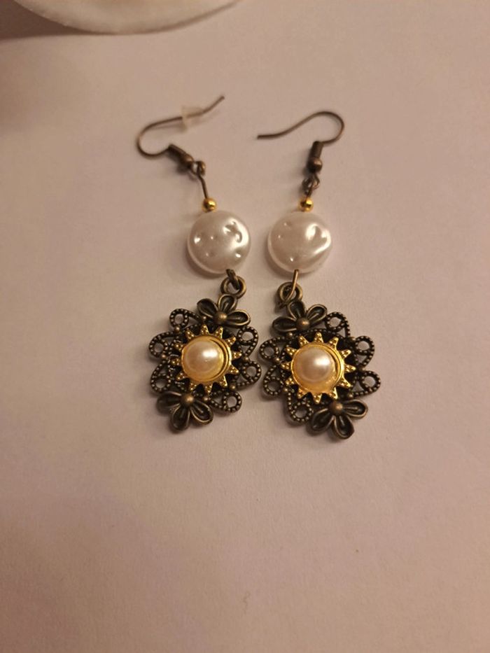 Boucles d'oreilles pendante blanches et bronze - photo numéro 4